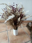 Bukiety, suszone trawy, betonowe wazony