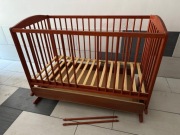 Łóżeczko z funkcją bujana i szufladą 