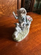 Porcelanowa figurka vintage chlopiec z kwiatami 