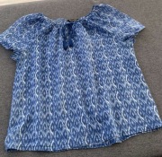 bluzka massimo dutti rozmiar M na załączonym zdjęciu jest mała plamka