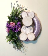 WIOSENNY FIOLETOWY WIANEK NA DRZWI Z ZAJĄCEM