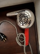 Stara, zabytkowa suszarka do włosów