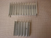 dwa aluminiowe radiatory grzebieniowe