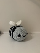 maskotka pszczoła wykonana na szydełku