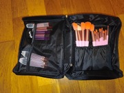 Kosmetyczka z zestawem pędzli. Gotowa na podróż! Hit!