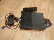 Konsola Xbox One z padem i kinectem.
