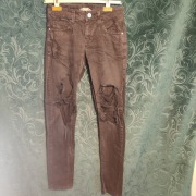 Czarne spodnie z rozdarciami regular fit