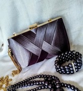 Grafitowa kopertówka wizytowa z łańcuszkami i chwostem