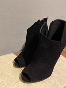 Czarne botki na obcasie