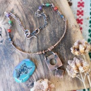 Miedziany naszyjnika z runą Fehu i kamieniami