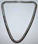 Łańcuszek metalowy koloru srebrnego 