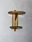 stara drewniana półka na doniczkę