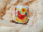 Kurka wśród kwiatów i motyli kubek ręcznie malowany 300 ml.