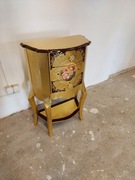 Piękna zdobiona komoda 