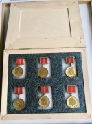 6 medali „Za Dzielną Pracę – 100 lat Lenina” w drewnianej szkatułce.