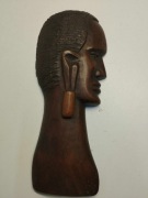 drewniana płaskorzeźba przedstawiająca profil afrykańskiej osoby