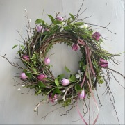 Wianek wiosenny wielkanocny kolorowy sztuczny świąteczny na drzwi 43 cm