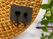 Kolczyki serca z łańcuszkiem | czarne | sztyfty