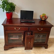 Elegancka drewniana komoda z witrynami DREXEL