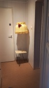 Lampa stojąca metalowa z półką i gazetnikiem z PRL-u Vintage brak kabla