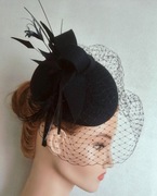 Czarny toczek pogrzebowy z woalką. Czarny toczek żałobny z woalką na opasce