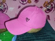 Czapka z daszkiem (bejsbolówka) z otworem na kucyk.