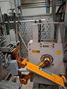 Robot przemysłowy - odbierający detale