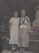 Przedwojenna fotografia dwie dziewczyny w parku przy pomniku lata 30 II RP 