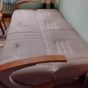 Beżowa welurowa wersalka 