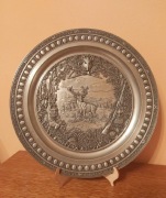 Piękny cynowy talerz myśliwski XXw sygnowany.