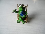 żaba siedząca na bujanym fotelu figurka Enesco 1979