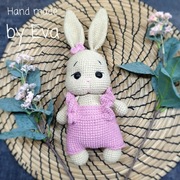 Króliczek w różowym kombinezonie, 26cm. Rękodzieło. Na szydełku