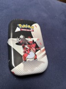 Zestaw 75 kart Pokémon – holo / reverse + metalowe pudełko