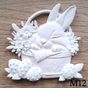 Królik wielkanocny śpiący w koszyku figurka do malowania dla dzieci z masy