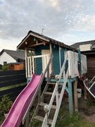 Domek drewniany ze zjeżdżalnią