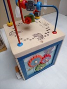 Zabawka manipulacyjna z drewna.