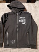 Czarna bluza, gotowy do gry "