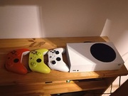 X Box Series S 512 MB + 3 pady 