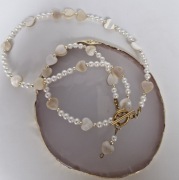 Naszyjnik damski perła Majorka i serca z masy perłowej  zapięcie toggle