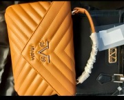 19v69  Listonoszka czarna eco skóra – stylowa, złote detale