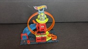 Hot Wheels City zestaw torów Remiza Strażacka Superpętla HKX41 z autkiem
