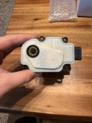 siłownik (silniczek) żaluzji chłodnicy