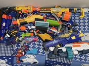 13 pistoletów/broni NERF + akcesoria + mnóstwo strzałek + inne bronie