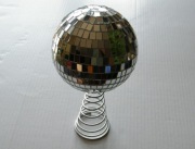 Srebrna kula dyskotekowa na podstawce
