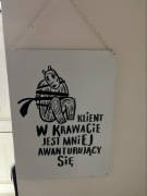 Metalowy plakat z sentencją filmu MIŚ