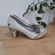 Unikatowe czółenka Mustang r. 38 jasno szare retro z kokardką i ćwiekami