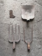 Stare narzędzia rolnicze ozdoba dekoracja zestaw widły siekiera