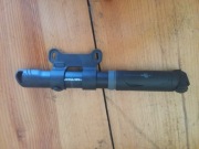 Czarna pompka rowerowa