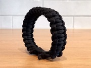 Bransoletka Paracord z regulowaną szeklą – Black