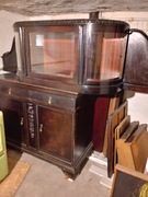 Kredens pokojowy z litego drewna "orzech" nadstawka z  przeszkleniem.Antyk